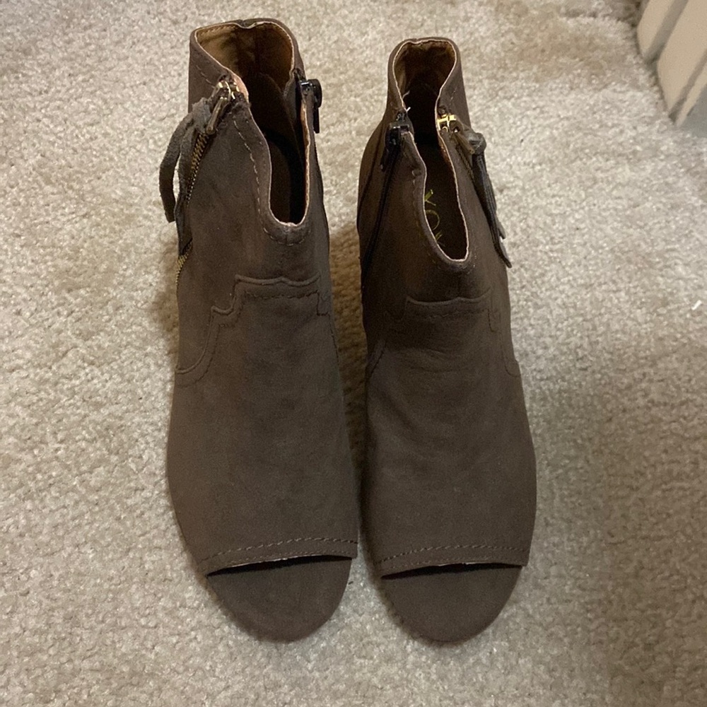 Brown/tan heeled bootie